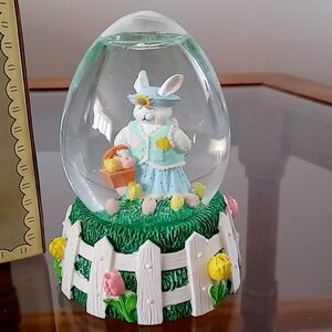 NWOT Easter Bunny Snow Globe